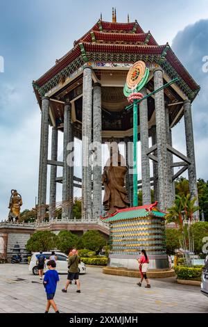 Statua di Guan Yin, Dea della Misericordia in cima al tempio buddista Kek Lok si a Penysiaang, Malesia Foto Stock