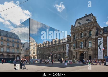 Pareti di specchi dell'architetto Jean Nouvel circondano i lavori di costruzione della Fondazione Cartier in Place du Palais Royal, centro di Parigi, Francia Foto Stock