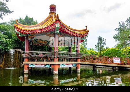 Un padiglione in stile cinese in uno stagno presso il tempio Kek Lok si a Penang, Malesia Foto Stock