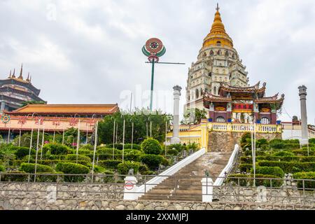 Scalini che portano alla Pagoda dei diecimila Buddha al Tempio buddista Kek Lok si a Penang, Malesia Foto Stock