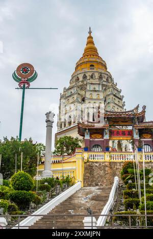 Scalini che portano alla Pagoda dei diecimila Buddha al Tempio buddista Kek Lok si a Penang, Malesia Foto Stock