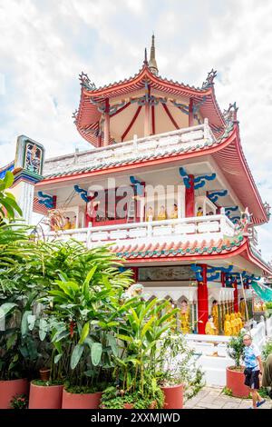 Amitabha Buddha Pagoda, la pagoda a tre livelli al livello medio del complesso del tempio Kek Lok si a Penang, Malesia, con elaborati tetti e dettagli. Foto Stock