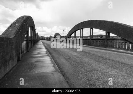 Ponte stradale Kirkcudbright costruito nel 1926 che attraversa il fiume Dee. Scozia Regno Unito. Aprile 2024 Foto Stock