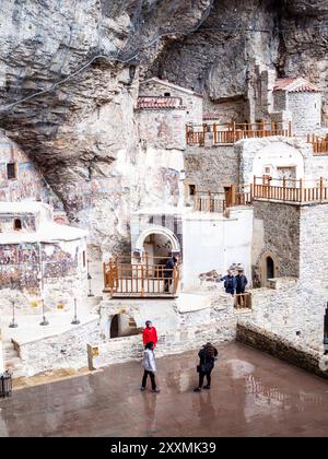 Sumela, Turchia - 5 maggio 2024: Cortile del monastero di Sumela. Il monastero di Sumela è un monastero greco-ortodosso dedicato a Maria a Karadag dei Monti Pontici Foto Stock