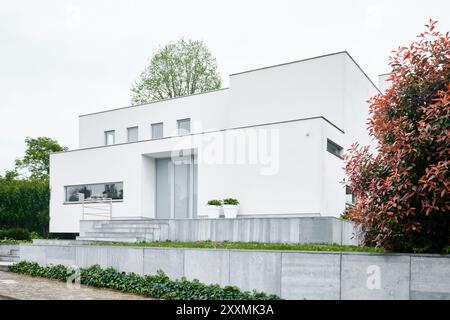 Limburgo, Paesi Bassi - 10 aprile 2024: Moderna casa bianca nel quartiere Sweikhuizen, Sittard Geleen Foto Stock