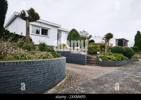 Limburgo, Paesi Bassi - 10 aprile 2024: Case cittadine e splendidi giardini nel quartiere Sweikhuizen, Sittard Geleen Foto Stock