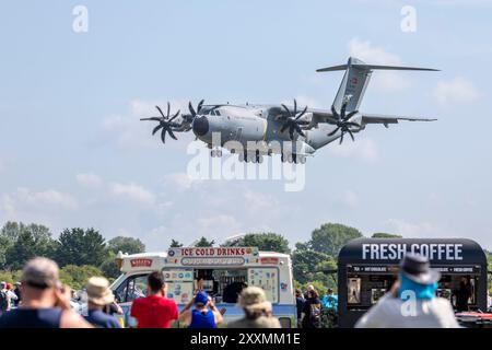 Turkish Air Force - Airbus A400M Atlas, in arrivo alla RAF Fairford per prendere parte all'esposizione statica al Royal International Air Tattoo del 2024. Foto Stock