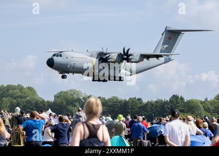 Turkish Air Force - Airbus A400M Atlas, in arrivo alla RAF Fairford per prendere parte all'esposizione statica al Royal International Air Tattoo del 2024. Foto Stock