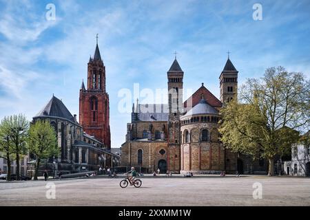 Maastricht, Paesi Bassi - 13 aprile 2024: L'antica piazza Vrijthof con la basilica di San Servazio e la chiesa di San Giovanni Foto Stock