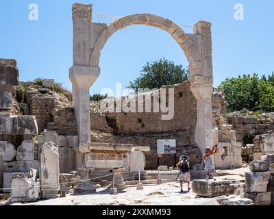 Selcuk, Turchia - 12 maggio 2024: rovine della fontana di Pollio nell'antica Grecia città di Efeso nella soleggiata giornata primaverile. Efeso è nella lista dell'UNESCO World Herita Foto Stock