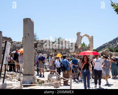 Selcuk, Turchia - 12 maggio 2024: Turisti in Piazza Dominiana nella città greca di Efeso nella soleggiata giornata primaverile. Efeso è nella lista dell'UNESCO World Heri Foto Stock