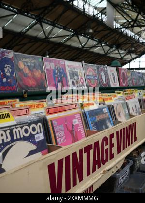 Vinile vintage alla Kellys Records, Cardiff Market, Cardiff, Galles, Regno Unito Foto Stock