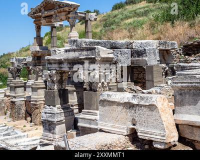 Selcuk, Turchia - 12 maggio 2024: Veduta del Nymphaeum Traiani nell'antica Grecia, città di Efeso, nella soleggiata giornata primaverile. Efeso è nella lista dell'UNESCO World Herita Foto Stock