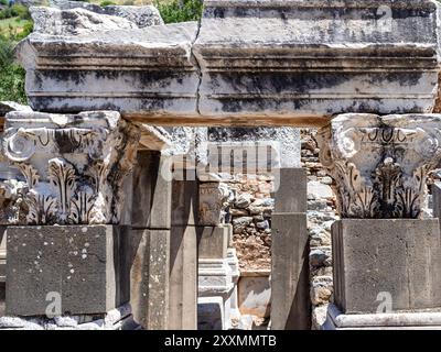 Selcuk, Turchia - 12 maggio 2024: Colonna di Nymphaeum Traiani nell'antica Grecia città di Efeso nella soleggiata giornata di primavera. Efeso è nella lista dell'UNESCO World Heri Foto Stock