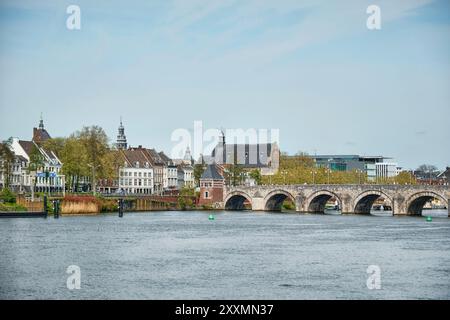 Maastricht, Paesi Bassi - 13 aprile 2024: Lo storico ponte di San Servaas che collega i due lati della città. Costruito nel XIII secolo Foto Stock