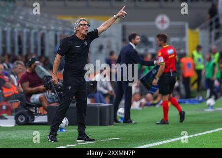 Milano, Italia. 24 agosto 2024. Luca Gotti Capo allenatore della US Lecce gesta durante la partita di serie A 2024/25 tra FC Internazionale e US Lecce allo Stadio Giuseppe Meazza. Punteggio finale; Internazionale 2:0 US Lecce (foto di Fabrizio Carabelli/SOPA Images/Sipa USA) crediti: SIPA USA/Alamy Live News Foto Stock