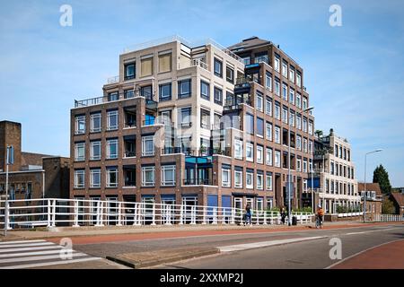 Maastricht, Paesi Bassi - 13 aprile 2024: Moderno edificio di appartamenti progettato dall'architetto Jan Dautzenberg, costruito nel 1990 Foto Stock