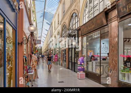 Il Passage Choiseul copriva la galleria di negozi e ristoranti nel quartiere dell'Opera di Parigi, secondo arrondissement Foto Stock