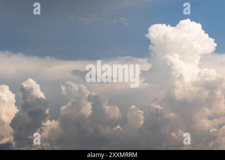 Nuvole nel cielo prima pioggia con sunray Foto Stock