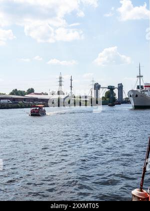 Kaliningrad, Russia - 15 giugno 2024: Navi nel fiume Pregolya del Museo dell'Oceano Mondiale nella città di Kaliningrad nella soleggiata giornata estiva Foto Stock