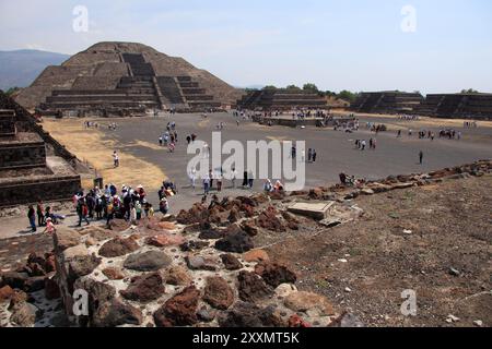Le antiche rovine mesoamericane di Teotihuacan, fuori città del Messico, attirano innumerevoli visitatori e turisti ogni anno l'11 aprile 2022 a Teotihuacan Foto Stock