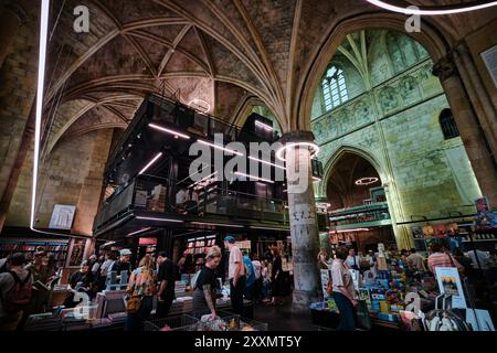 Maastricht, Paesi Bassi - 13 aprile 2024: Vista interna della famosa libreria Dominicanen, ex chiesa medievale Foto Stock