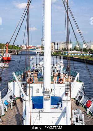 Kaliningrad, Russia - 15 giugno 2024: Turisti a bordo della nave nel Museo dell'Oceano Mondiale nella città di Kaliningrad Foto Stock