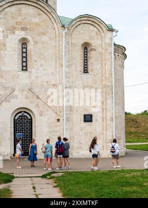 Pereslavl-Zalessky, Russia - 18 luglio 2024: Turisti vicino alla Cattedrale del Salvatore nel Cremlino della città di Pereslavl-Zalessky. È stata fondata da Yuri Dolgoruky i. Foto Stock