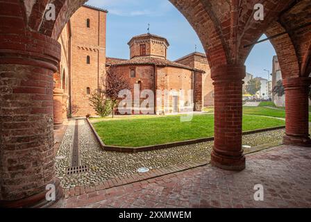 Italia Piemonte chiesa di Asti San Pietro in Consavia o complesso battistero di San Pietro - Battistero Foto Stock