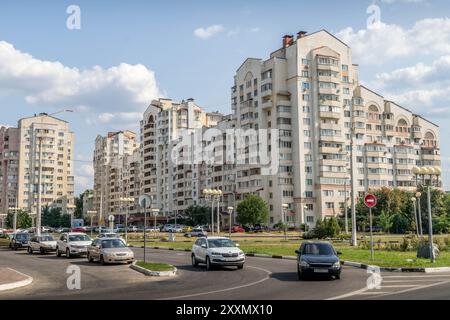 Il traffico affollato sulle strade di Belgorod, con le auto sulla strada, all'oblast di Belgorod, regione russa al confine con l'Ucraina, durante la giornata estiva. Foto Stock