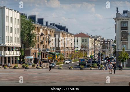 Il centro della città di Belgorod, con la popolazione locale sulla piazza principale, l'architettura sovietica e il traffico, in Russia. Foto Stock