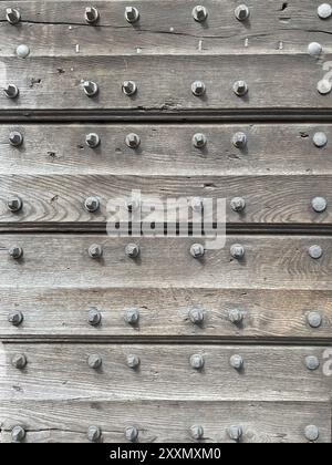 Dettaglio della vecchia porta rustica in legno Foto Stock