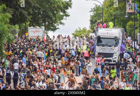 Londra, Regno Unito. 25 agosto 2024. Migliaia di persone affollano le strade il primo giorno del Carnevale di Notting Hill di quest'anno. Crediti: Vuk Valcic/Alamy Live News Foto Stock