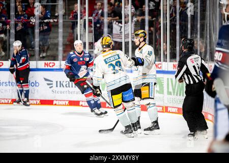 Norimberga, Germania. 25 agosto 2024. Ian Scheid (39, Steinbach Black Wings Linz ) Graham Knott (49, Steinbach Black Wings Linz ) Torjubel Freude, Nuernberg Ice Tigers vs. Steinbach Black Wings Linz, Testspiel, 25.08.2024, foto: Thomas Hahn/Eibner-Pressefoto crediti: dpa/Alamy Live News Foto Stock