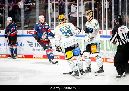 Norimberga, Germania. 25 agosto 2024. Ian Scheid (39, Steinbach Black Wings Linz ) Graham Knott (49, Steinbach Black Wings Linz ) Torjubel Freude, Nuernberg Ice Tigers vs. Steinbach Black Wings Linz, Testspiel, 25.08.2024, foto: Thomas Hahn/Eibner-Pressefoto crediti: dpa/Alamy Live News Foto Stock