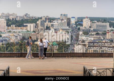 Il popolo russo guarda il panorama della città di Belgorod, una città nella parte occidentale della Russia, vicino al confine ucraino. Foto Stock