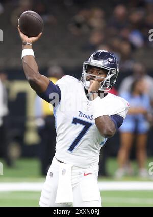 New Orleans, Stati Uniti. 25 agosto 2024. Il quarterback dei Tennessee Titans Malik Willis (7) tentò un passaggio durante una gara di pre-stagione della National Footbal League al Caesars Superdome domenica 25 agosto 2024 a New Orleans, Louisiana. (Foto di Peter Forest/SipaUSA) credito: SIPA USA/Alamy Live News Foto Stock