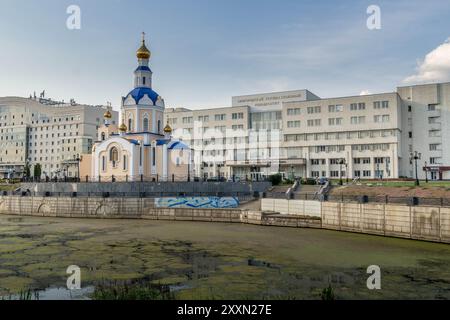 La cappella Gabriel sul lungomare del fiume Donets, vicino all'Università statale di Belgorod a Belgorod, Russia occidentale. Foto Stock