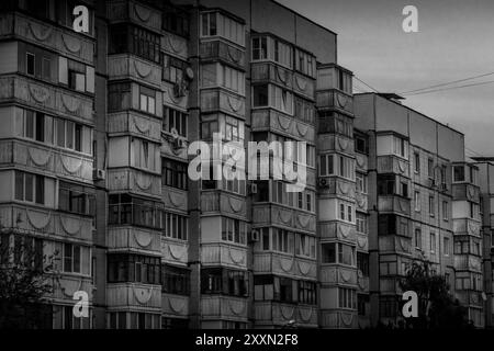 La foto in bianco e nero del vecchio edificio sovietico a Belgorod, nella Russia occidentale, con lo stile architettonico "panelka", balconi e finestre. Foto Stock