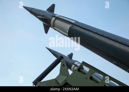 Vista del sistema missilistico di difesa aerea sull'arma di lancio semovente. I missili sono rivolti verso il cielo. Bomba nucleare, armi chimiche, missilistico Foto Stock