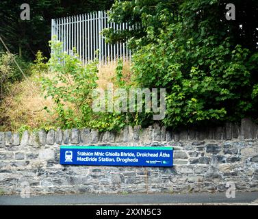 Le indicazioni per la stazione ferroviaria di MacBride, Drogheda, contea di Louth, Irlanda. Foto Stock