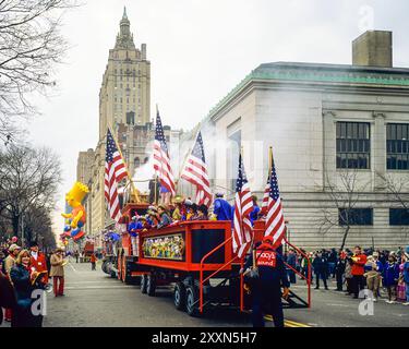 New York, 28 novembre 1991, Santaland Express treno galleggiante, bandiera degli Stati Uniti, Macy's Thanksgiving Day Parade, New York City, NYC, NY, stato di New York, STATI UNITI, Foto Stock