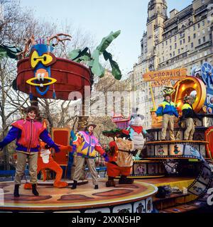 New York, 28 novembre 1991, Taz-Mania float, ballerini, Macy's Thanksgiving Day Parade, New York City, NYC, NY, stato di New York, STATI UNITI, Foto Stock