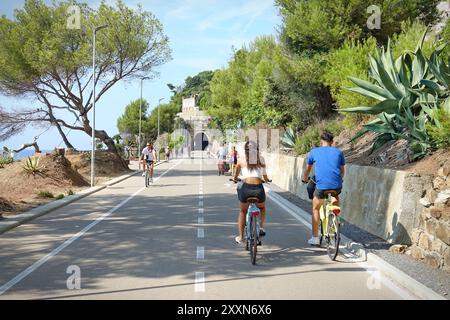 Imperia, Italia - 20 agosto 2024: Ponente Ligure Bikeway, ex linea ferroviaria, oggi una bellissima pista ciclabile di 24 km. Foto Stock