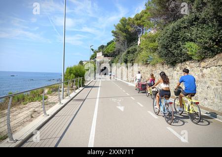 Imperia, Italia - 20 agosto 2024: Ponente Ligure Bikeway, ex linea ferroviaria, oggi una bellissima pista ciclabile di 24 km. Foto Stock