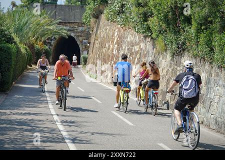 Imperia, Italia - 20 agosto 2024: Ponente Ligure Bikeway, ex linea ferroviaria, oggi una bellissima pista ciclabile di 24 km. Foto Stock