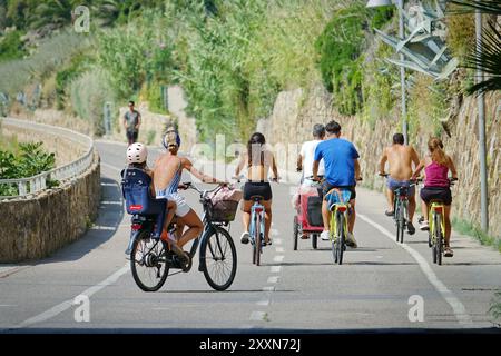 Imperia, Italia - 20 agosto 2024: Ponente Ligure Bikeway, ex linea ferroviaria, oggi una bellissima pista ciclabile di 24 km. Foto Stock