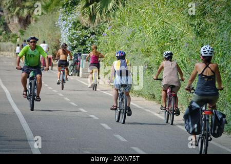 Imperia, Italia - 20 agosto 2024: Ponente Ligure Bikeway, ex linea ferroviaria, oggi una bellissima pista ciclabile di 24 km. Foto Stock