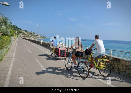 Imperia, Italia - 20 agosto 2024: Ponente Ligure Bikeway, ex linea ferroviaria, oggi una bellissima pista ciclabile di 24 km. Foto Stock