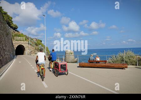 Imperia, Italia - 20 agosto 2024: Ponente Ligure Bikeway, ex linea ferroviaria, oggi una bellissima pista ciclabile di 24 km. Foto Stock